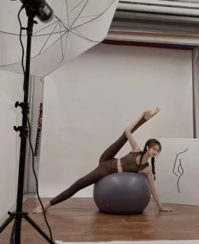 身材匀称柔软身体会一字马艺校小姐姐