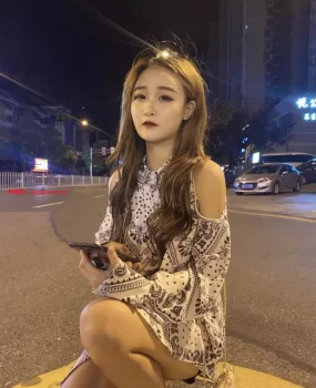 青岛妹想给老公减轻压力 出来赚点小外快 逼水贼多