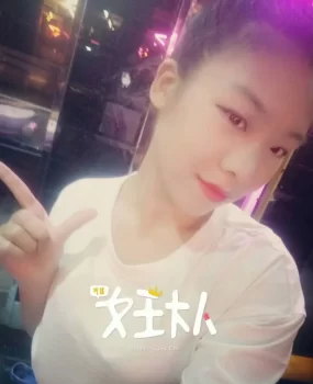 有点学生感的妹子